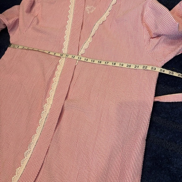 Eileen West Medium striped Robe seersucker with eyelet Trim red white - Picture 9 of 12